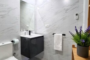 Douche, serviettes fournies, savon, papier toilette