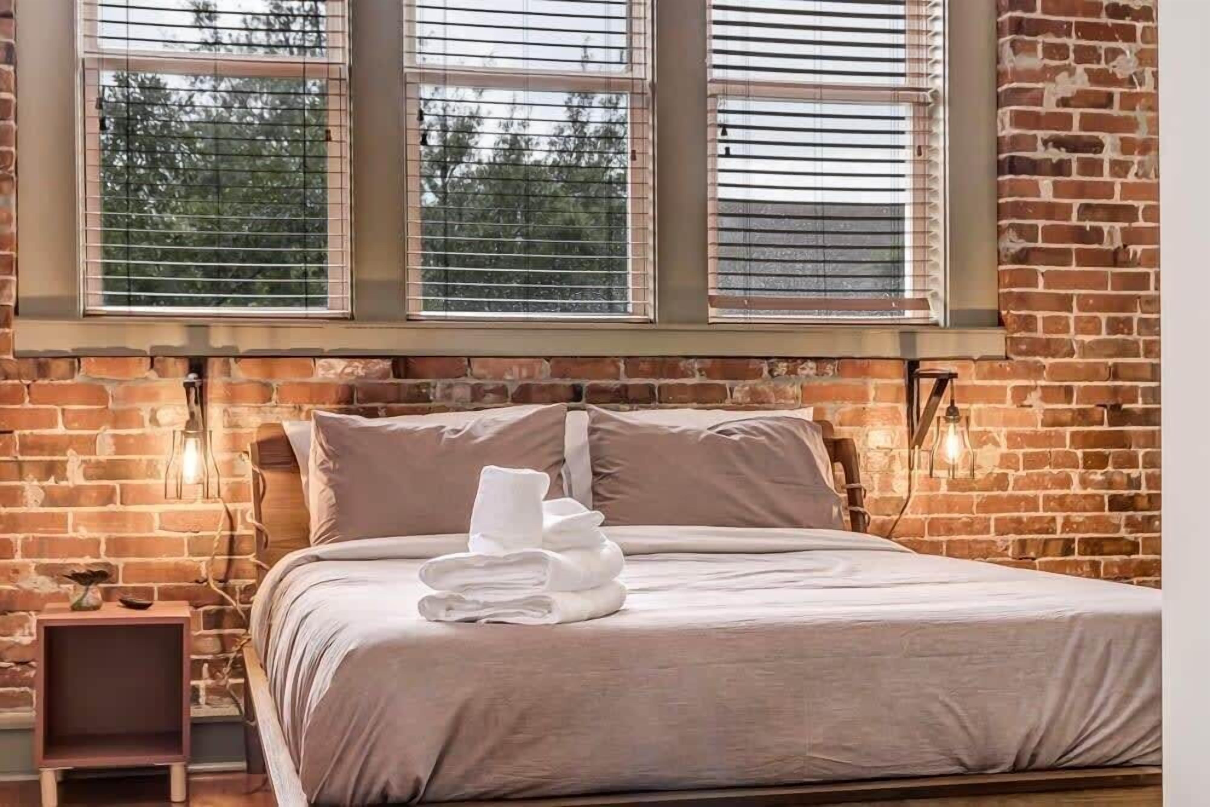 2 bedrooms, iron/ironing board, WiFi, bed sheets. Modern-Industrial 2B Townhouse Close to DT!