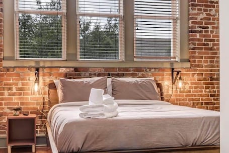 2 bedrooms, iron/ironing board, WiFi, bed sheets. Modern-Industrial 2B Townhouse Close to DT!