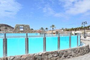 Una piscina al aire libre