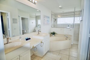 Ensemble douche/baignoire, sèche-cheveux, serviettes fournies, savon