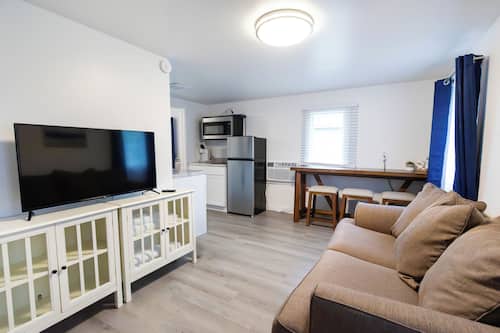 Traditional Suite | Living area