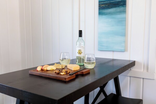 Premium Suite, 1 Bedroom | Dining room