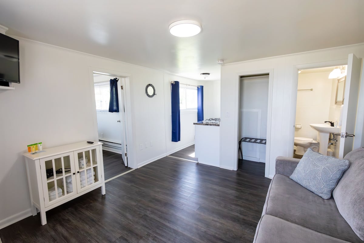 Standard Suite, 1 Bedroom | Living area