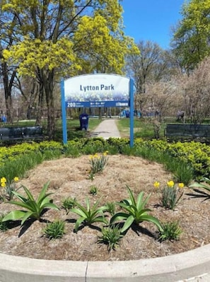 Un cartel de entrada al parque, con un sendero que lleva a Lytton Park.