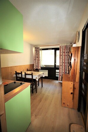 Interior - 250m from ski slopes, 4th floor, balcony, tv, ski locker, 25m², La Norma (La Norma)
