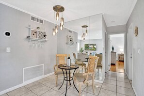 Interior - Waterfront Heated Pool,Jacuzzi, Pier, 2mi to Beach (Oakland Park)