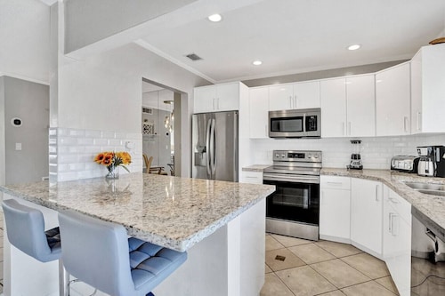 Waterfront Heated Pool,Jacuzzi, Pier, 2mi to Beach