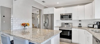 Waterfront Heated Pool,Jacuzzi, Pier, 2mi to Beach