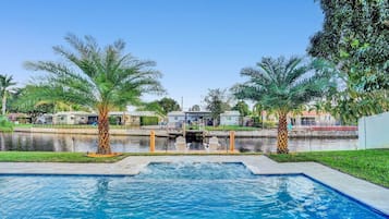 Alberca al aire libre y alberca climatizada