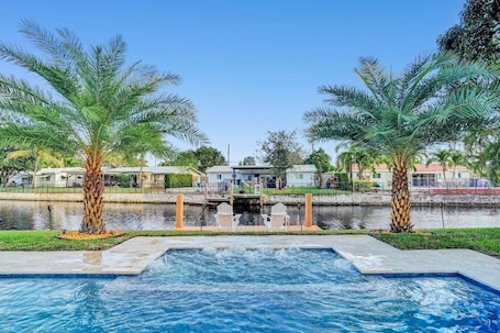 Una piscina riscaldata. Waterfront Heated Pool, Jacuzzi, Private Pier, 2mi to Beach