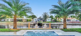 Waterfront Heated Pool,Jacuzzi, Pier, 2mi to Beach