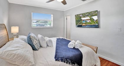 Waterfront Heated Pool,Jacuzzi, Pier, 2mi to Beach