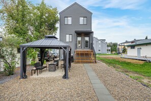 Exterior - Promenade | 3BR | BBQ, Fire Pit | Near the Beach!! (Sylvan Lake)
