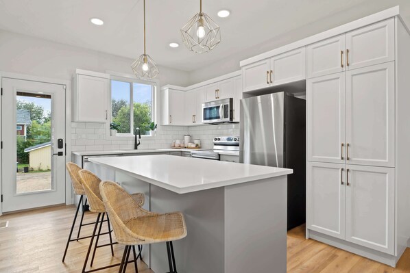 Fridge, microwave, oven, stovetop - Promenade | 3BR | BBQ, Fire Pit | Near the Beach!! (Sylvan Lake)