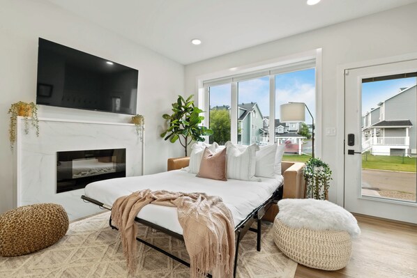 3 bedrooms, desk, iron/ironing board, travel cot