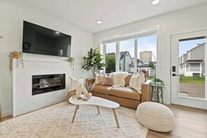 TV, fireplace, offices - Promenade | 3BR | BBQ, Fire Pit | Near the Beach!! (Sylvan Lake)