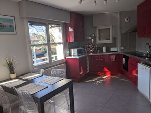 Coffee/tea maker, fridge, microwave, oven - Two bedroom home in Mérignac, cozy and well decorated (MERIGNAC)