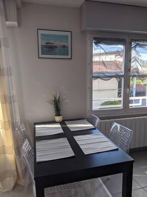 Dining - Two bedroom home in Mérignac, cozy and well decorated (MERIGNAC)