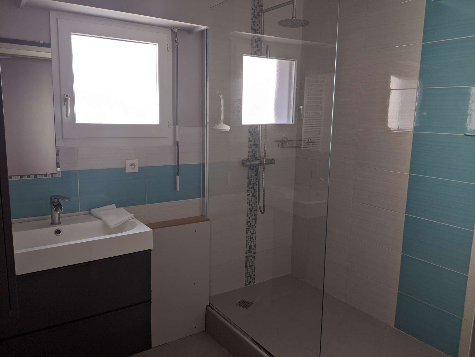 Een douche, een haardroger, handdoeken