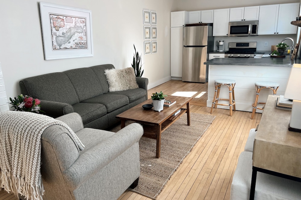 Downtown Green Lake-Steps from Lake, Restaurants and Shopping