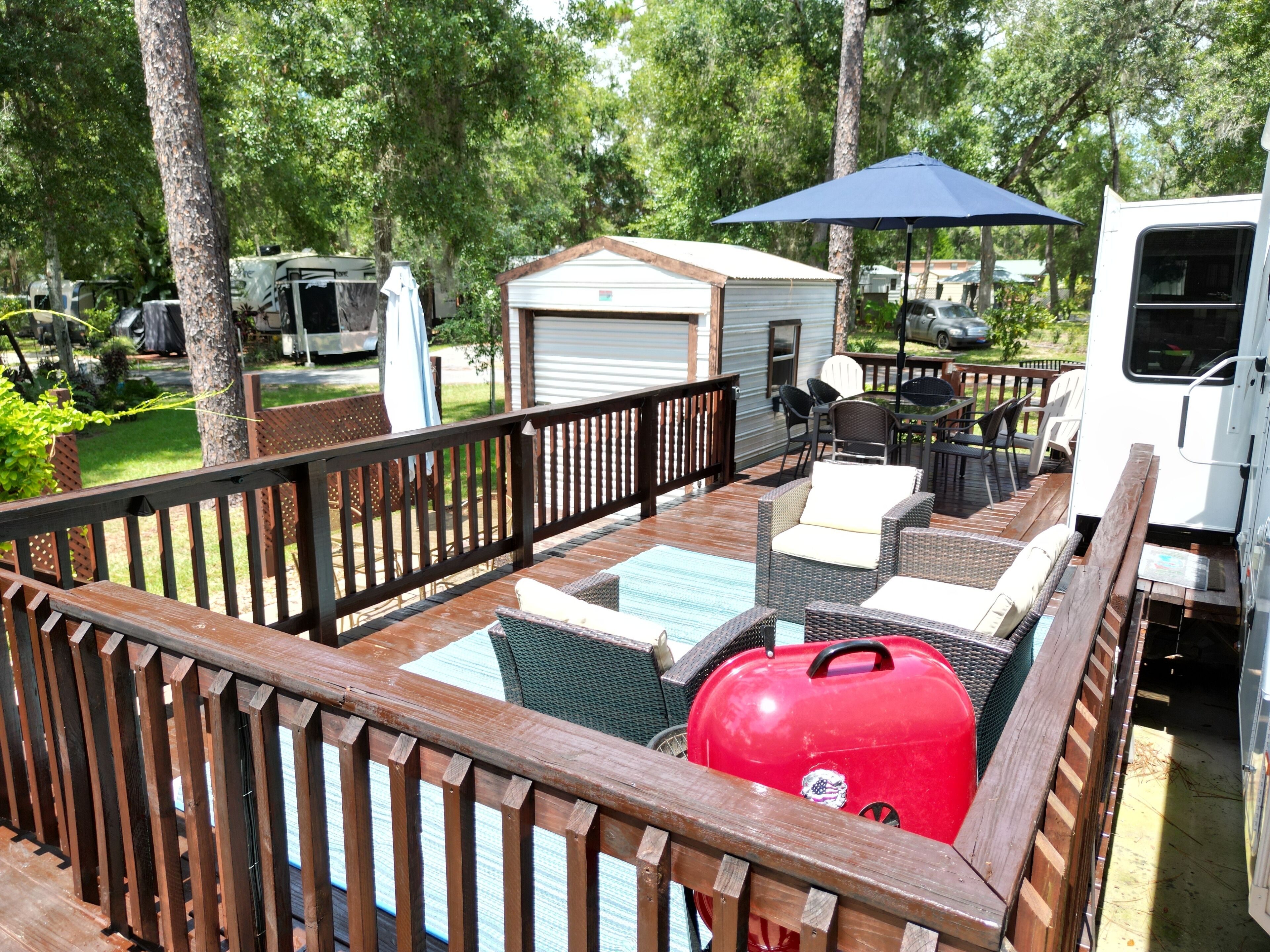 Enjoyable 1 bedroom RV - Resort with Lake access and Community Pool