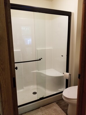 Bañera, secador de pelo, toallas y jabón