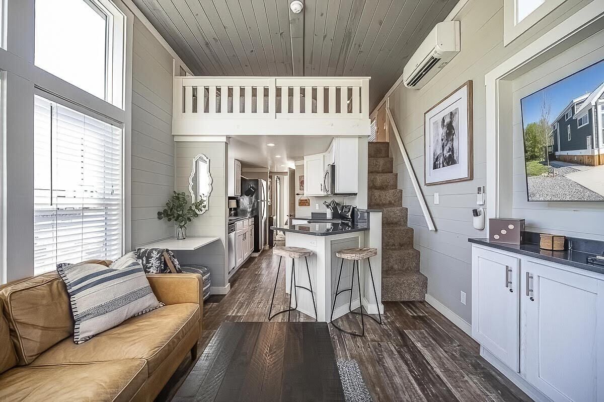 Creekside Tiny Home - Fall Retreat w/ Hot Tub Access - 10 Minutes to Blue Ridge