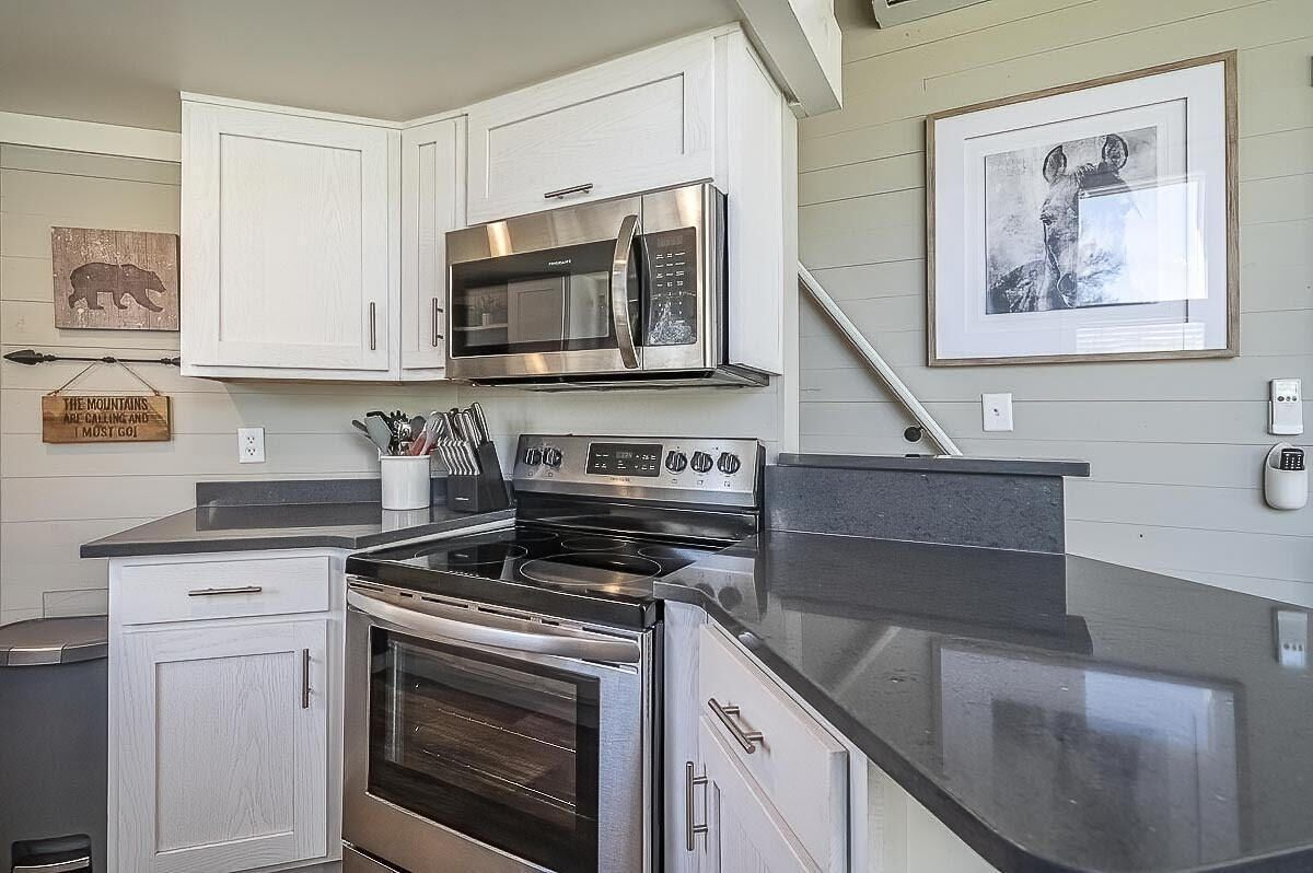 Creekside Tiny Home - Fall Retreat w/ Hot Tub Access - 10 Minutes to Blue Ridge