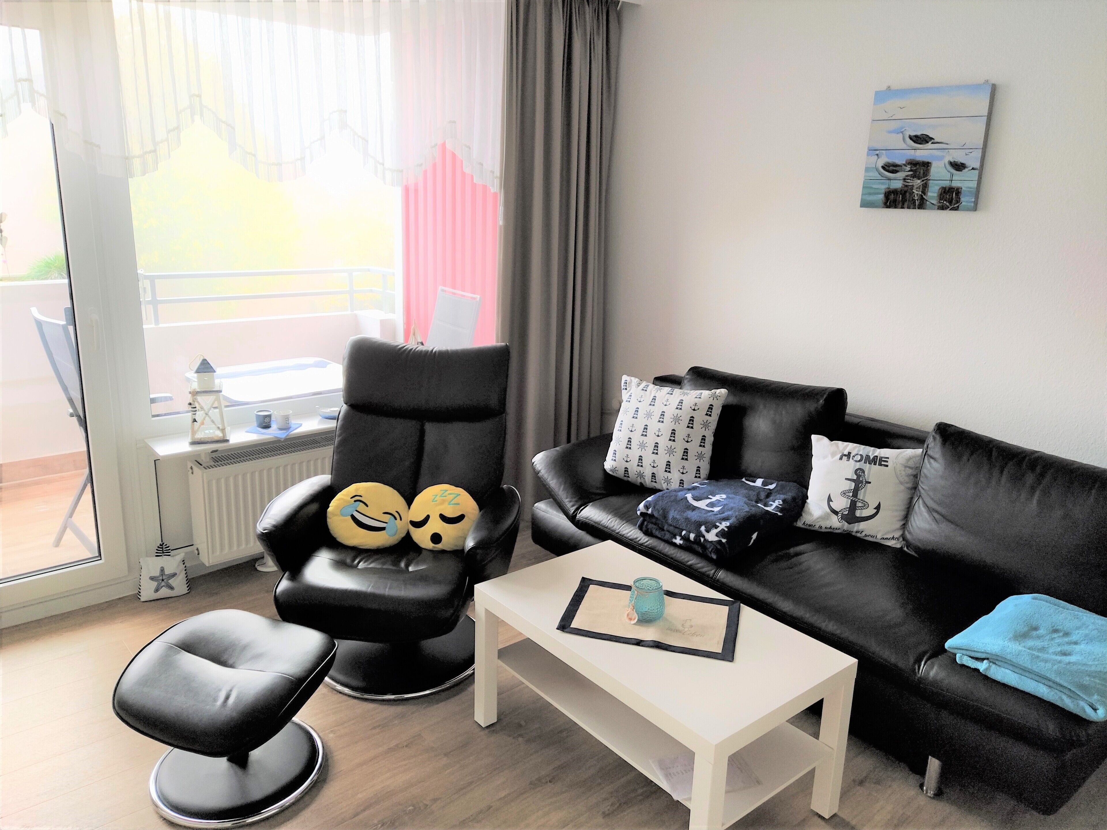 Smart-tv, bordtennisbord, bøger, stereoanlæg