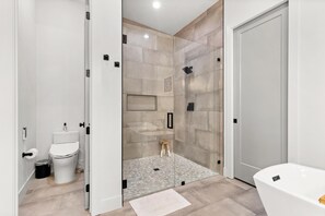 Combined shower/tub, bidet, towels, soap