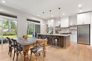 Réfrigérateur, four à micro-ondes, un four, surface de cuisson