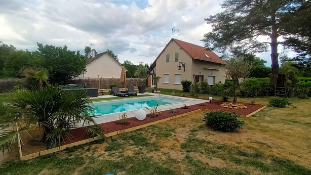 A residential property with a swimming pool, a garden, and a large tree. - Near Châteaux & zoo de beauval: Gîte de sologne (Pruniers-en-Sologne)