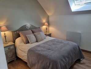 2 chambres, bureau, chambres insonorisées, fer et planche à repasser