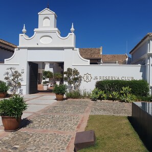 Exterior - New Golf Apartment with Stunning Views in Casares Costa Golf, Finca Cortesin (Casares)