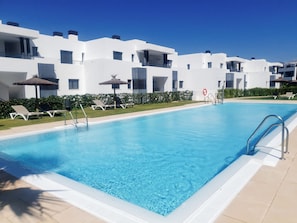 Una piscina al aire libre