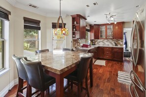 Fridge, microwave, oven, stovetop - Casa de Lodi - Cozy Home Close to Vineyards (Lodi)