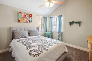 4 makuuhuonetta, työpöytä, ilmainen Wi-Fi, vuodevaatteet