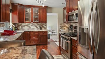 冷蔵庫、電子レンジ、オーブン、コンロ