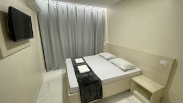 Quarto casal econômico, 1 cama de casal | Wi-Fi de cortesia