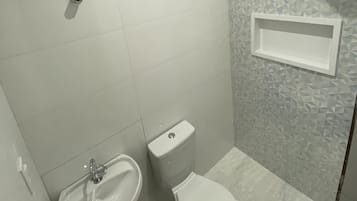 Quarto casal econômico, 1 cama de casal | Banheiro