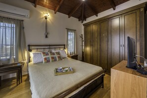 2 camere, una scrivania, ferro/asse da stiro, culla da viaggio