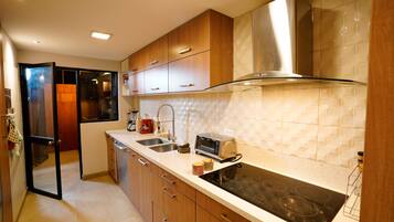 Frigorífico, microondas, horno y placa de cocina