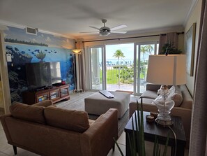 Smart TV - Sunset Cove 2BR/2BA • Ocean Views • Pool/ Swim-Up Bar • Hot Tub • Walk to Beach! (George Town)