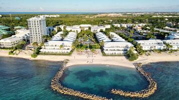 En la playa, camastros y toallas de playa