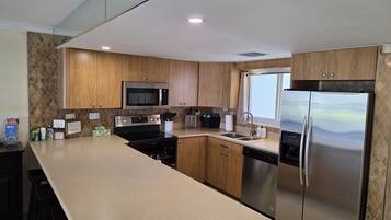 Réfrigérateur, micro-ondes, four, plaque de cuisson