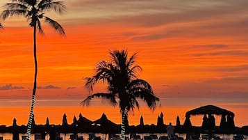 Plage, chaises longues, serviettes de plage
