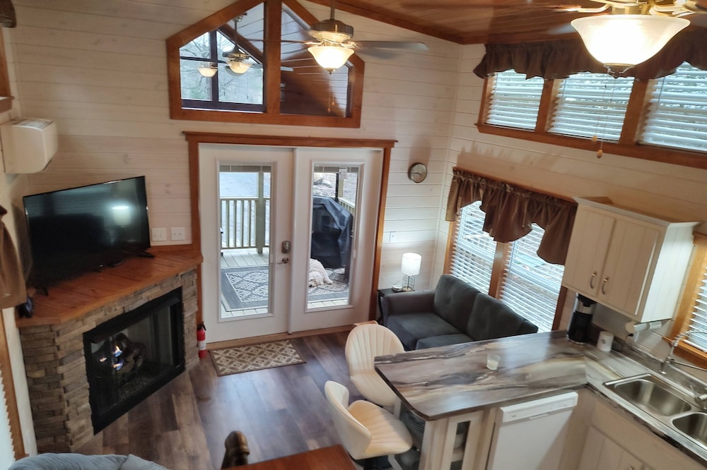 Tiny cabin nesteled on 10 wooded acres at 4000 elevation