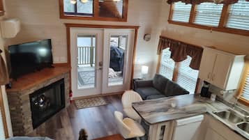 Smart TV, fireplace