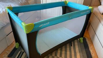 2 dormitorios, tabla de planchar con plancha, cuna de viaje